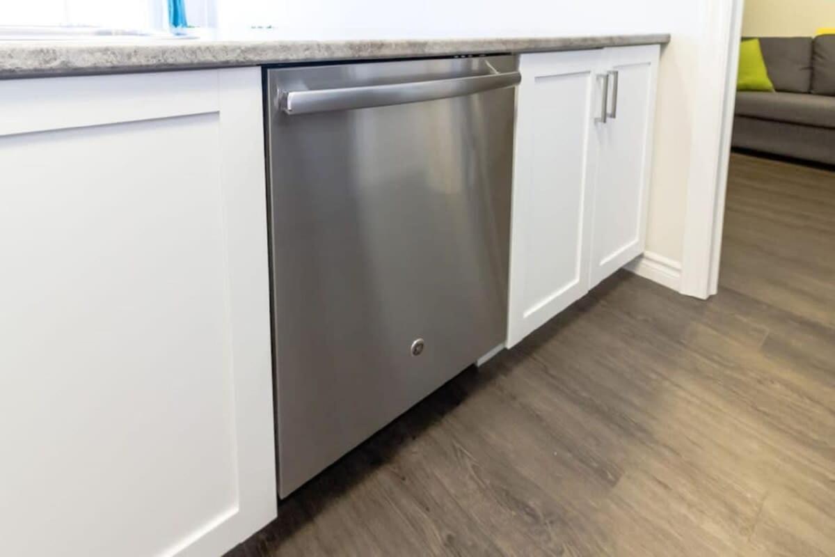 Newly Renovated Modern Condo Near Hospital, Unb Patio & Parking Coffee Saint John Luaran gambar